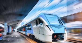 Hochpräzises Monitoring im Schienenverkehr: BST RAIL Sensor von Bay (Foto: AdobeStock - Prisicaruta 698890064)