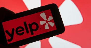 Yelp ermöglicht es Nutzern, Empfehlungen zu lokalen Geschäften zu finden und zu teilen. (Foto: AdobeStock - 575573550 David)